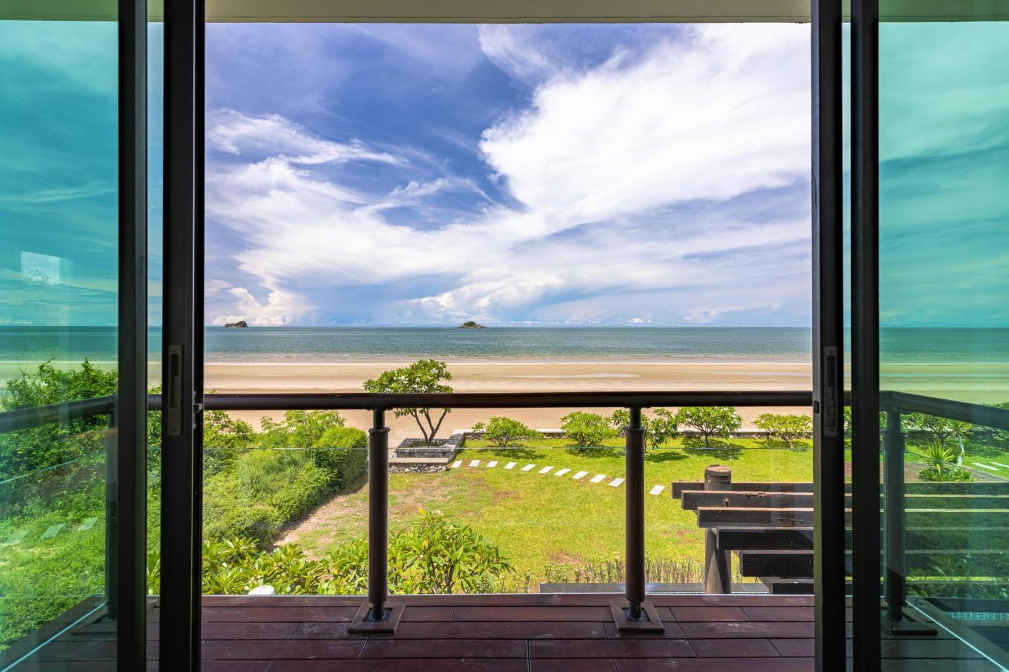 Beachfront Modern 4 Bedroom Pool Villa - Rv ホアヒン郡 エクステリア 写真
