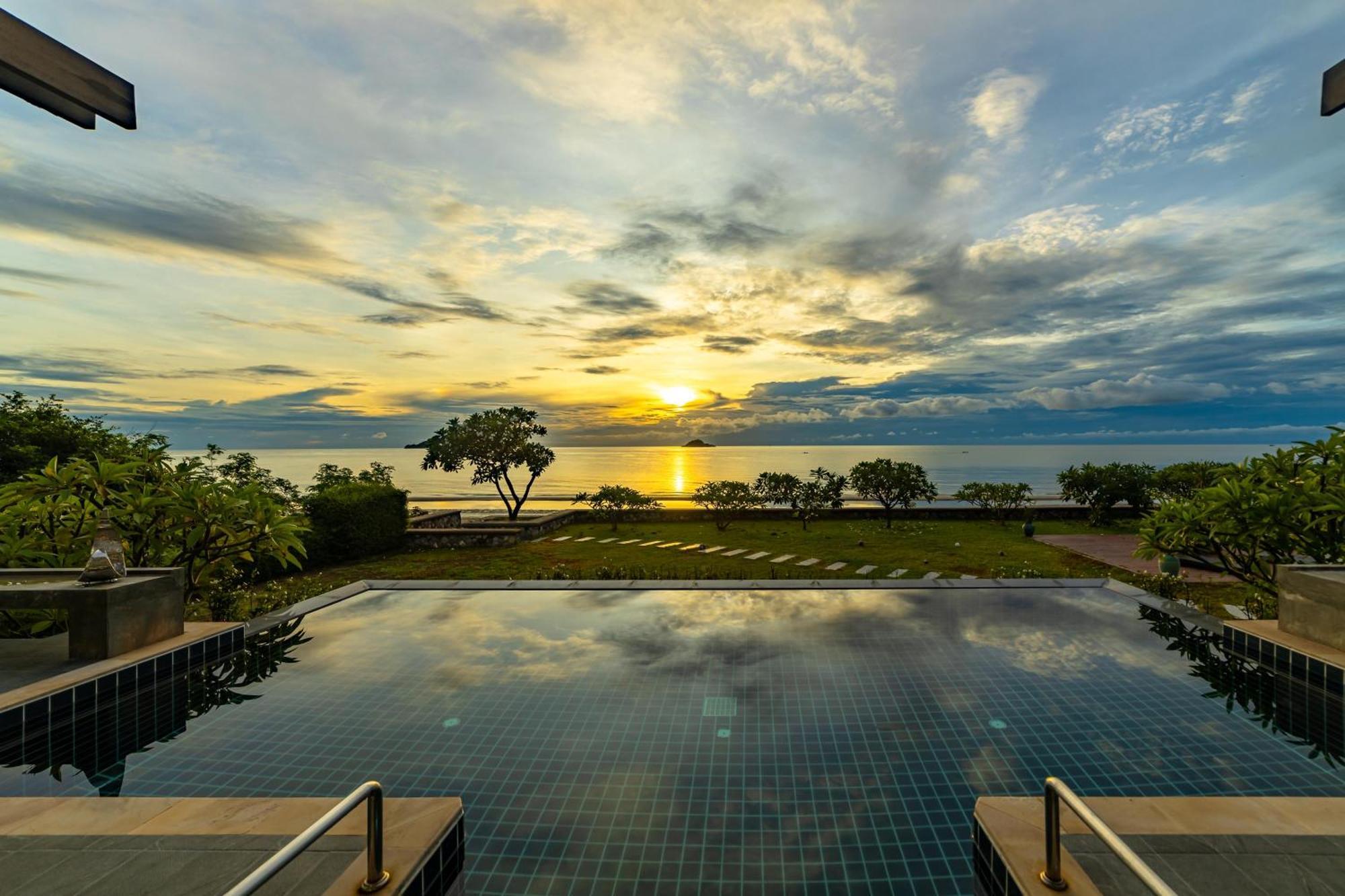 Beachfront Modern 4 Bedroom Pool Villa - Rv ホアヒン郡 エクステリア 写真