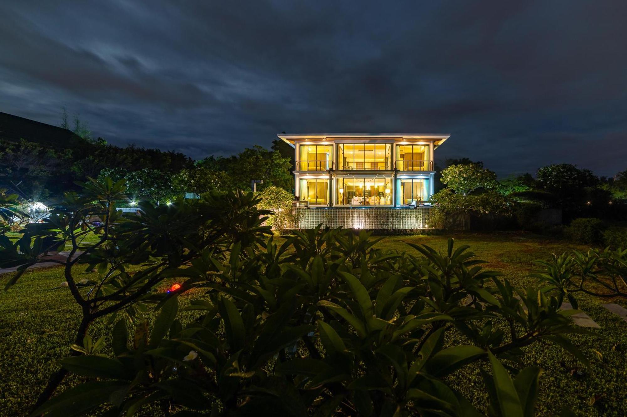 Beachfront Modern 4 Bedroom Pool Villa - Rv ホアヒン郡 エクステリア 写真