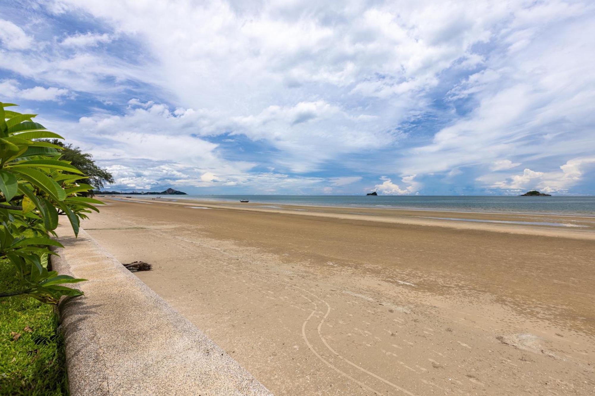 Beachfront Modern 4 Bedroom Pool Villa - Rv ホアヒン郡 エクステリア 写真